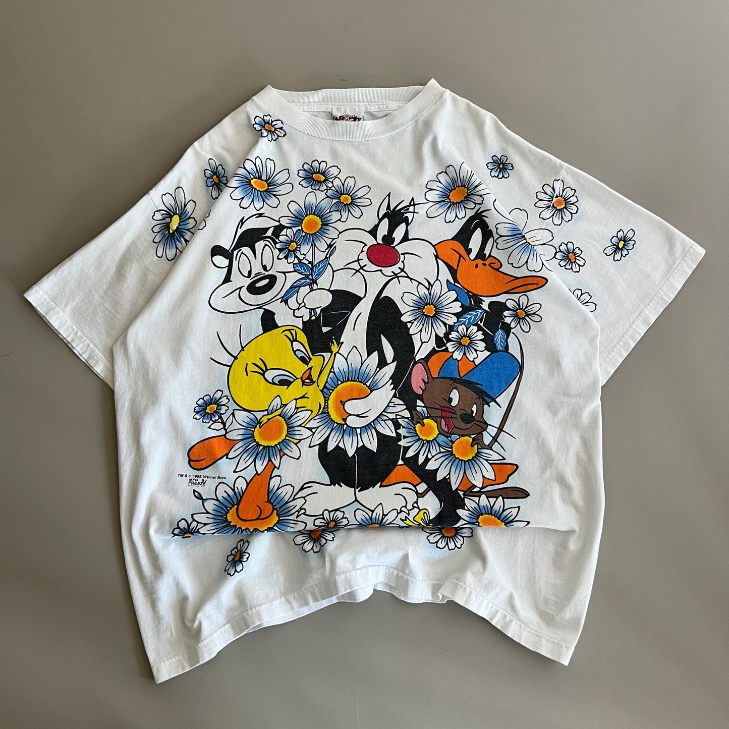 XL 1995 Looney Tunes AOP T-shirt