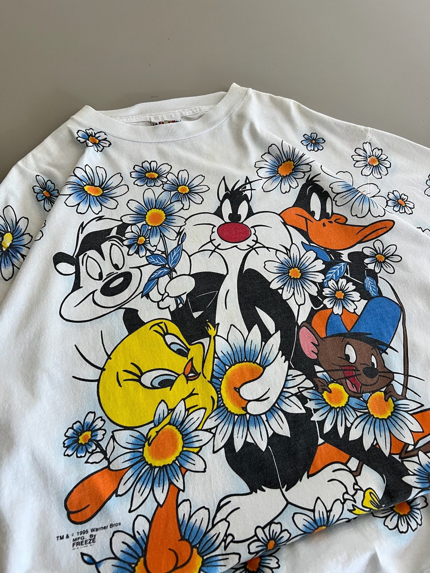 XL 1995 Looney Tunes AOP T-shirt