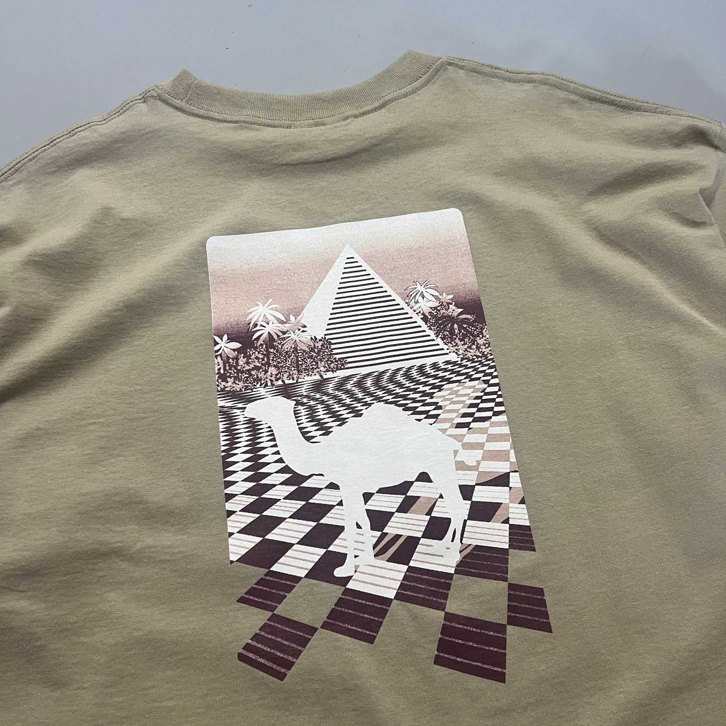 XL Camel Tobacco Pyramids T-shirt