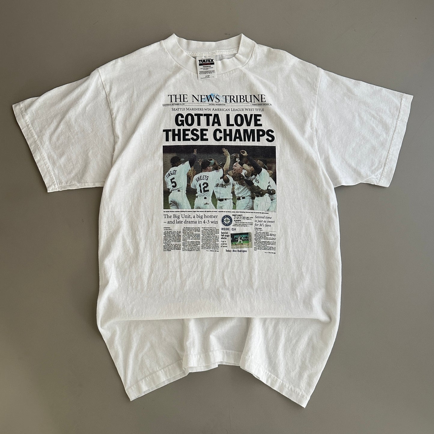 Large 1997 Seattle Mariners Newspaper T-shirt
