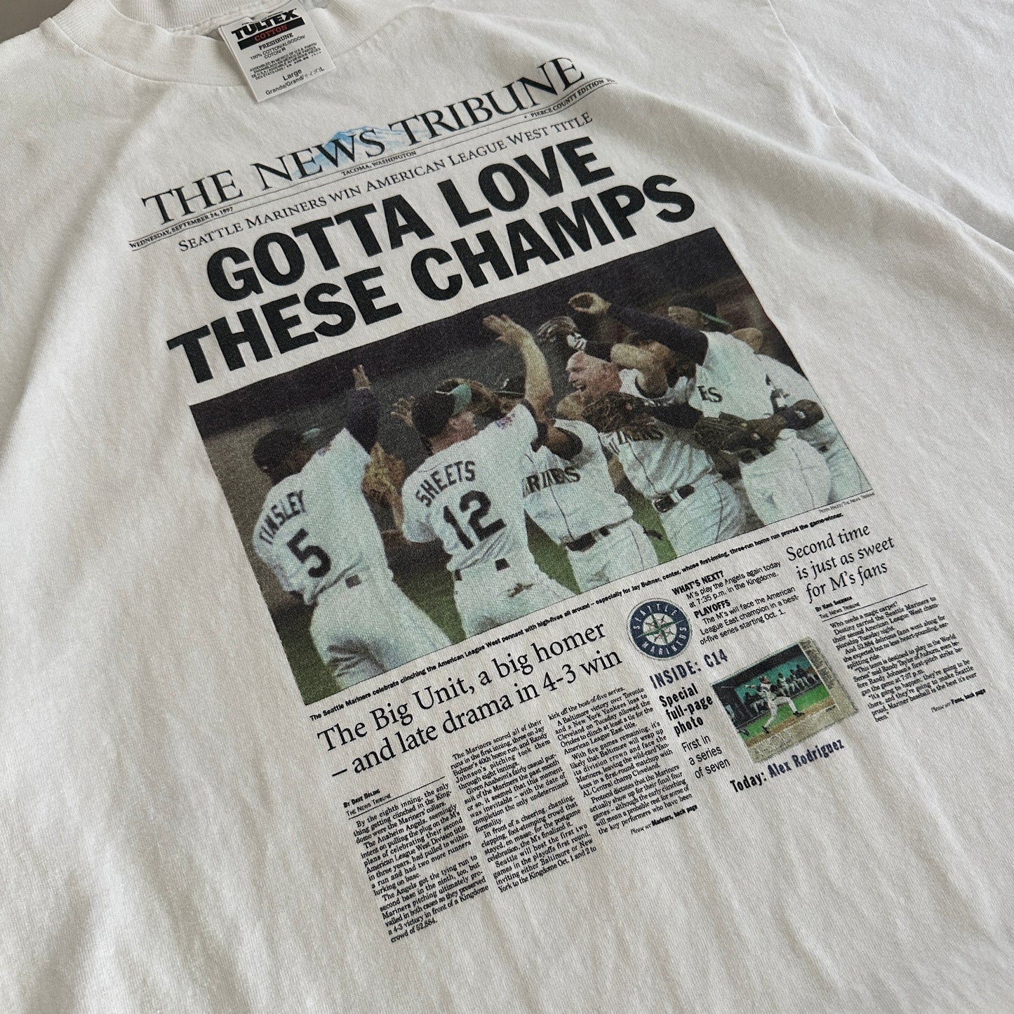 Large 1997 Seattle Mariners Newspaper T-shirt