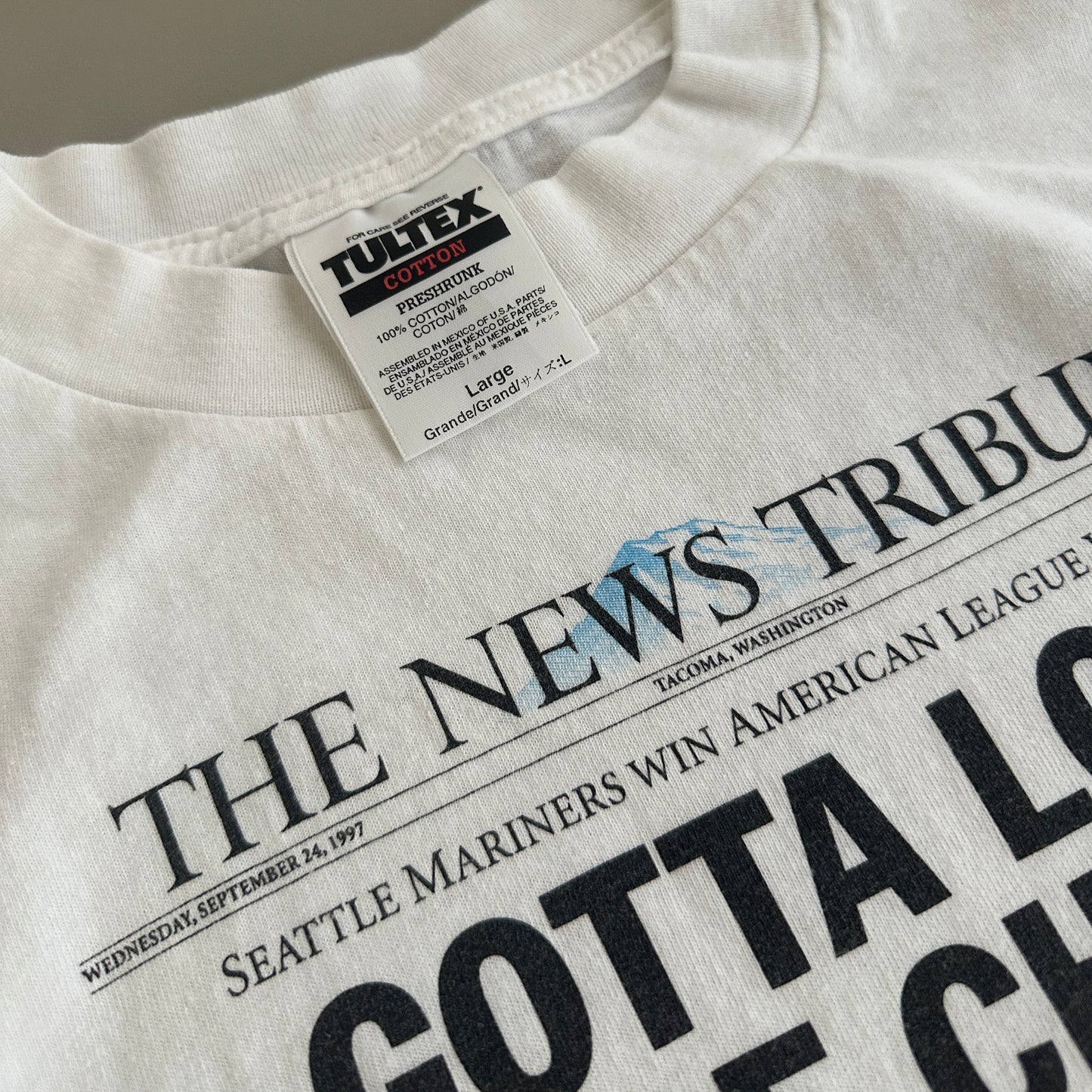 Large 1997 Seattle Mariners Newspaper T-shirt