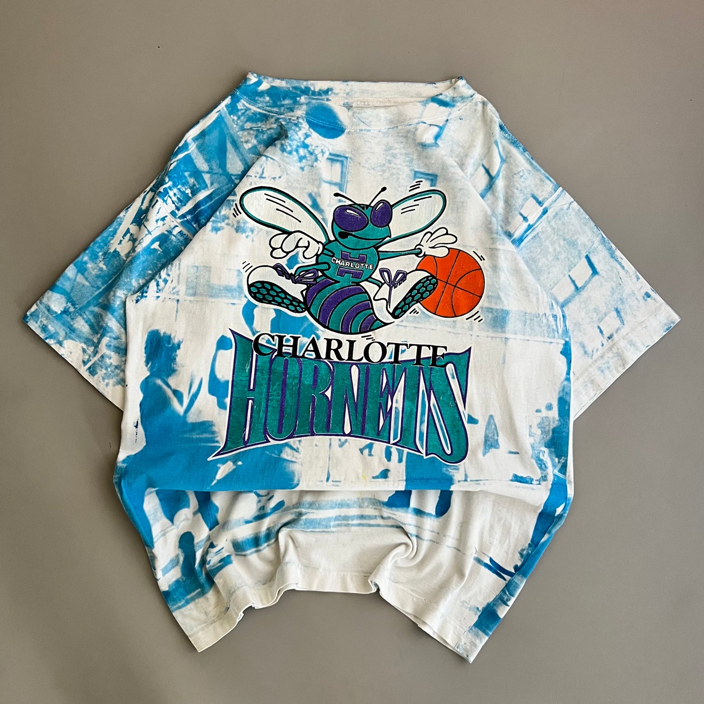 XL 90s Charlotte Hornets AOP T-shirt