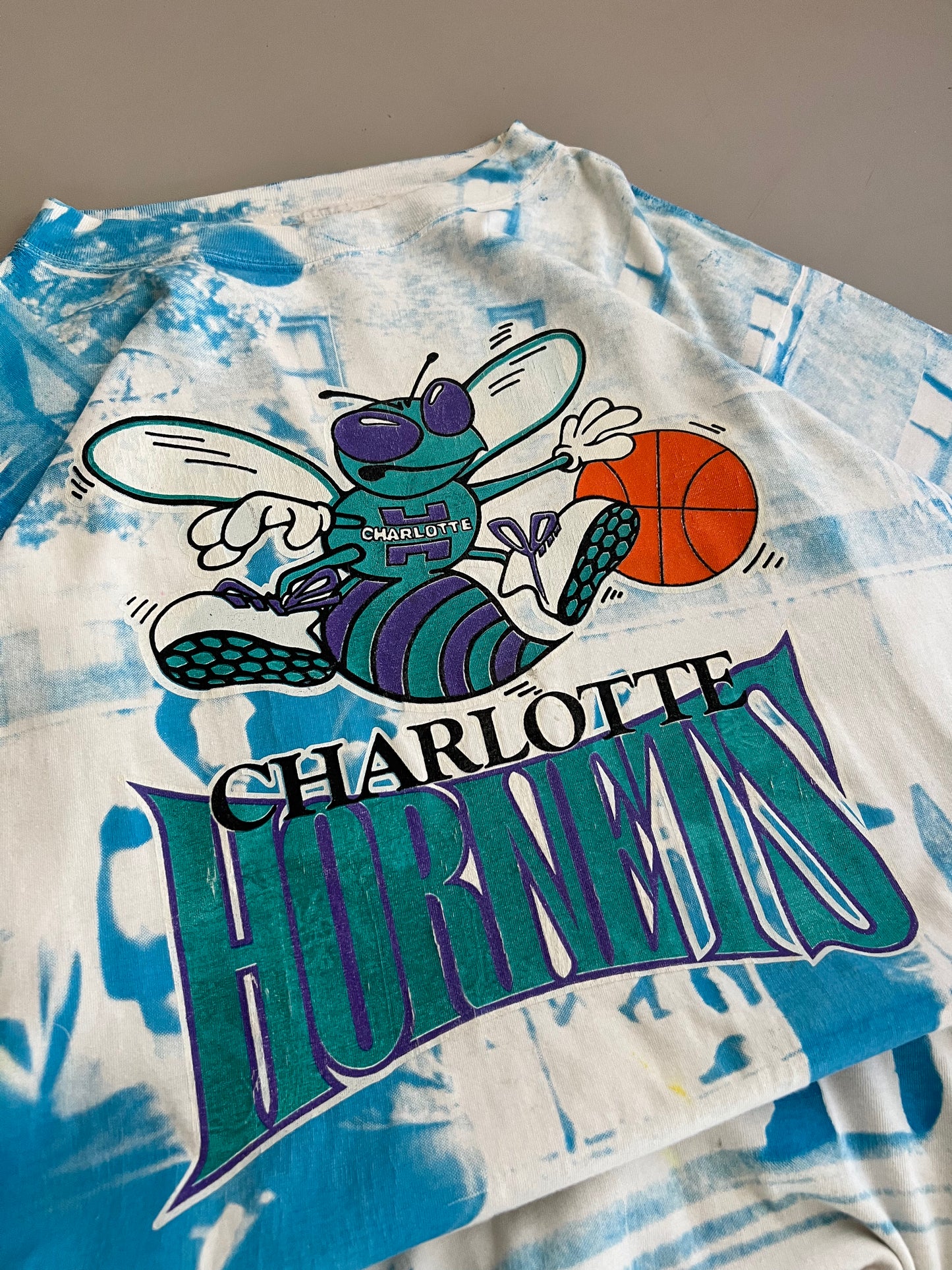 XL 90s Charlotte Hornets AOP T-shirt