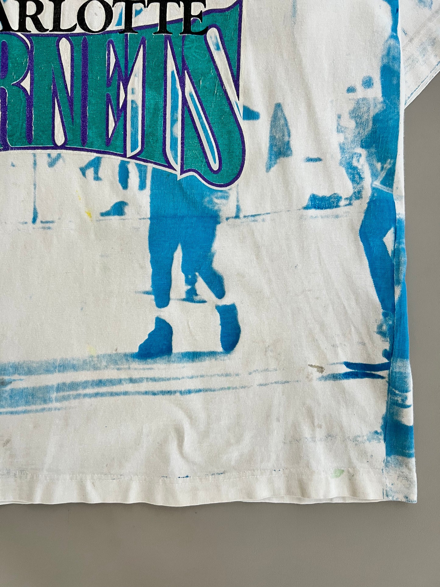 XL 90s Charlotte Hornets AOP T-shirt