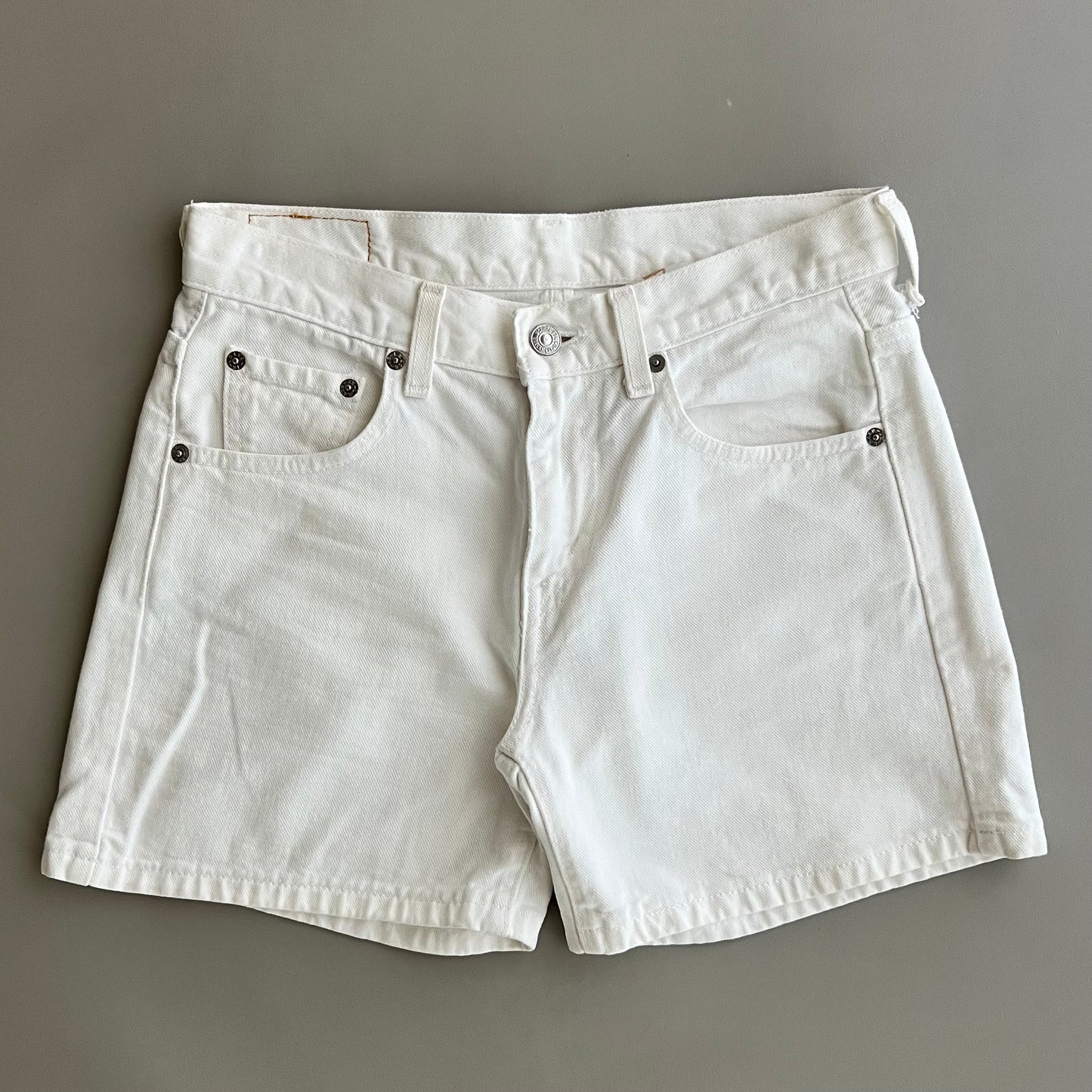 29w 2000s White Levi's Shorts