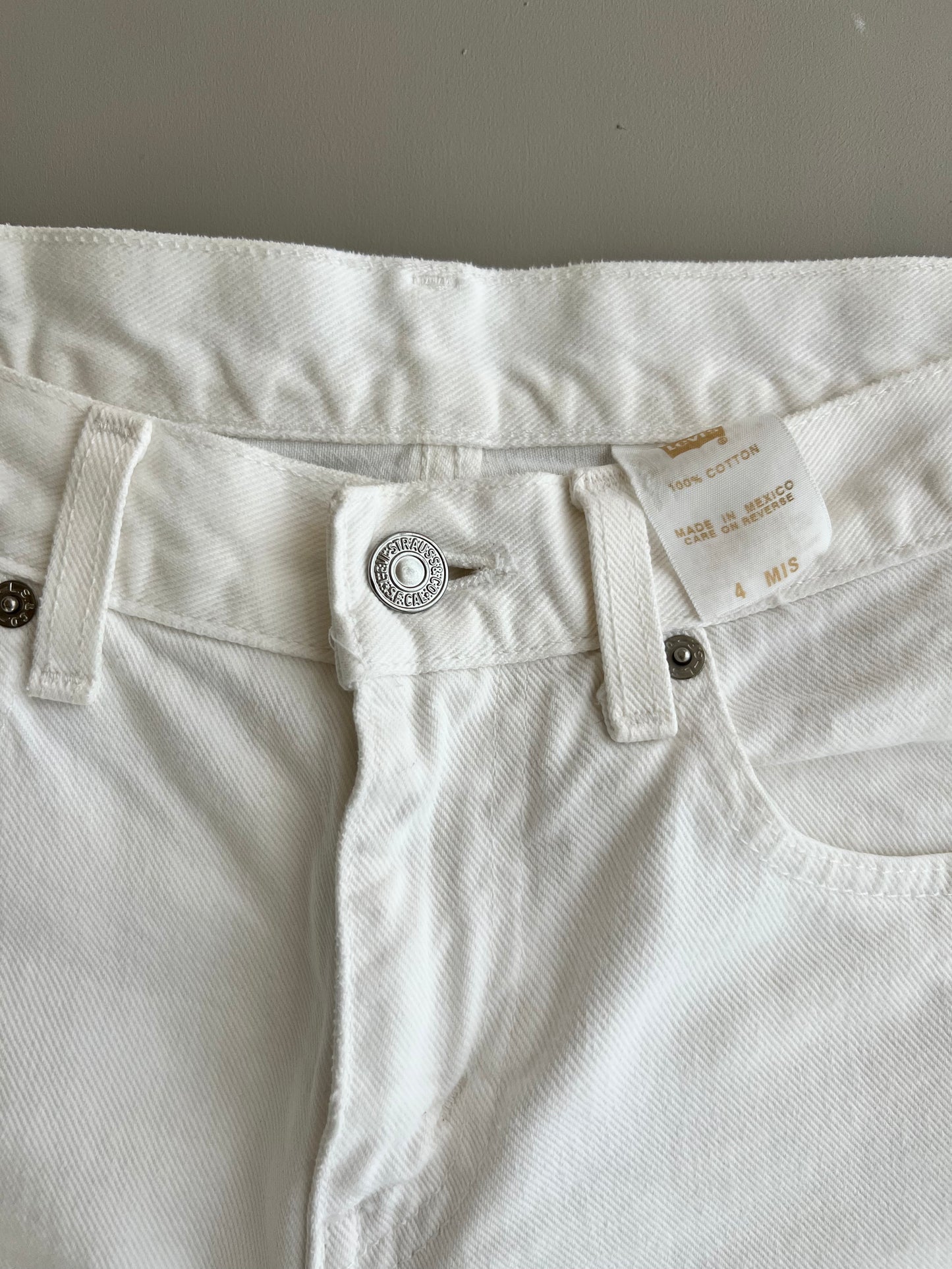 29w 2000s White Levi's Shorts