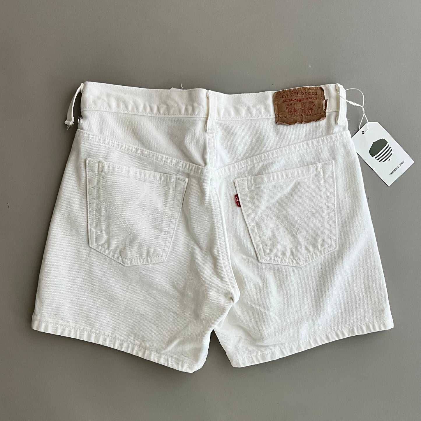 29w 2000s White Levi's Shorts