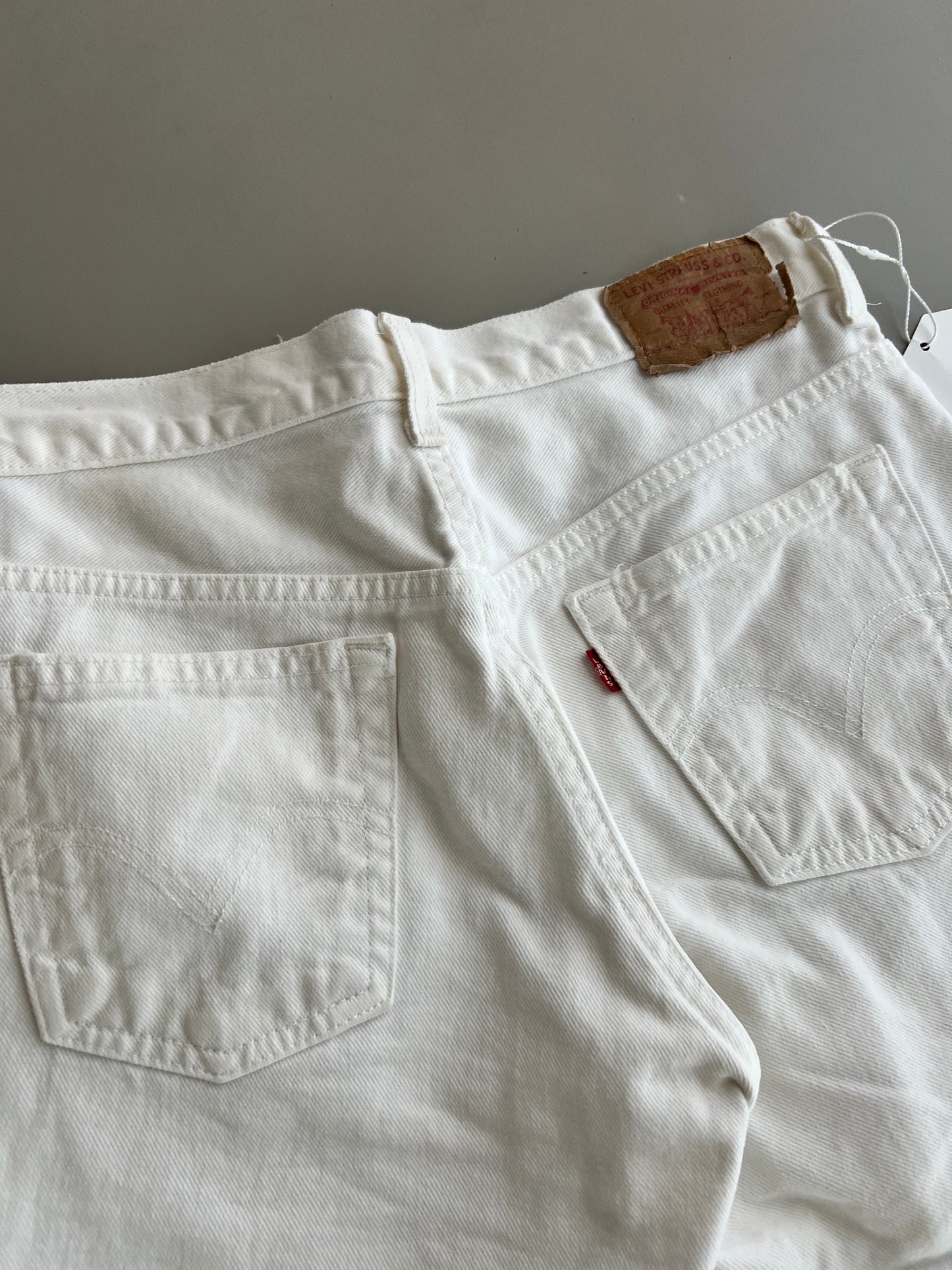29w 2000s White Levi's Shorts