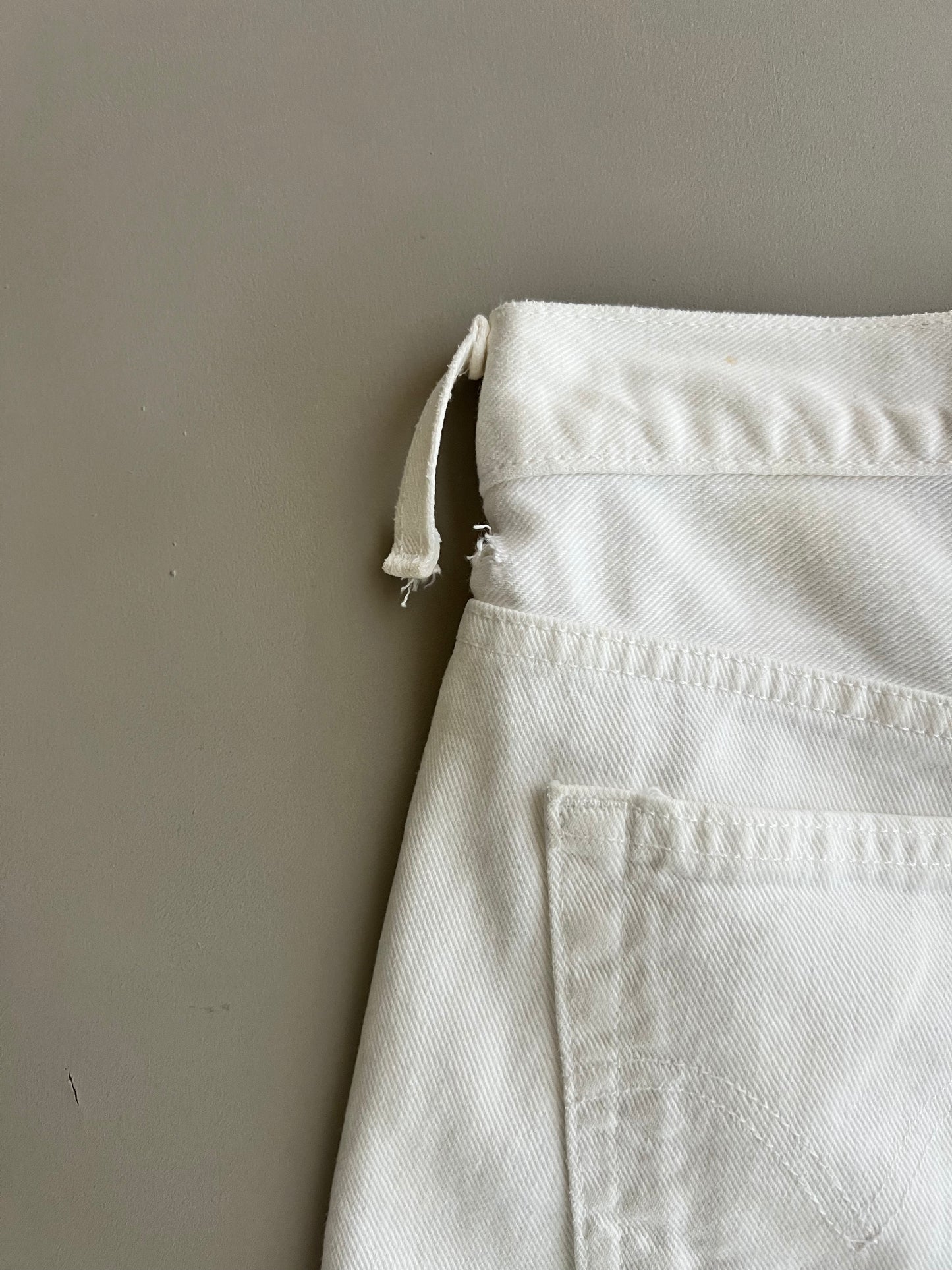 29w 2000s White Levi's Shorts