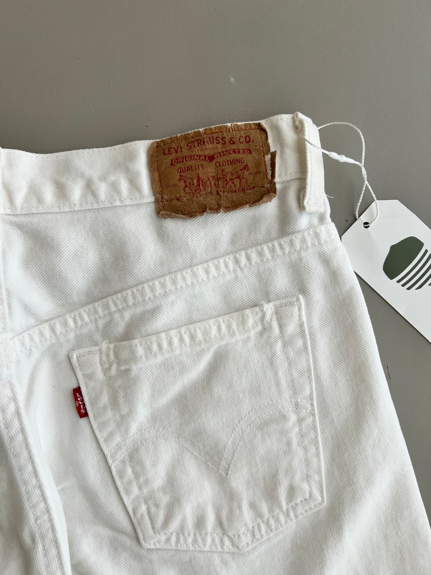 29w 2000s White Levi's Shorts