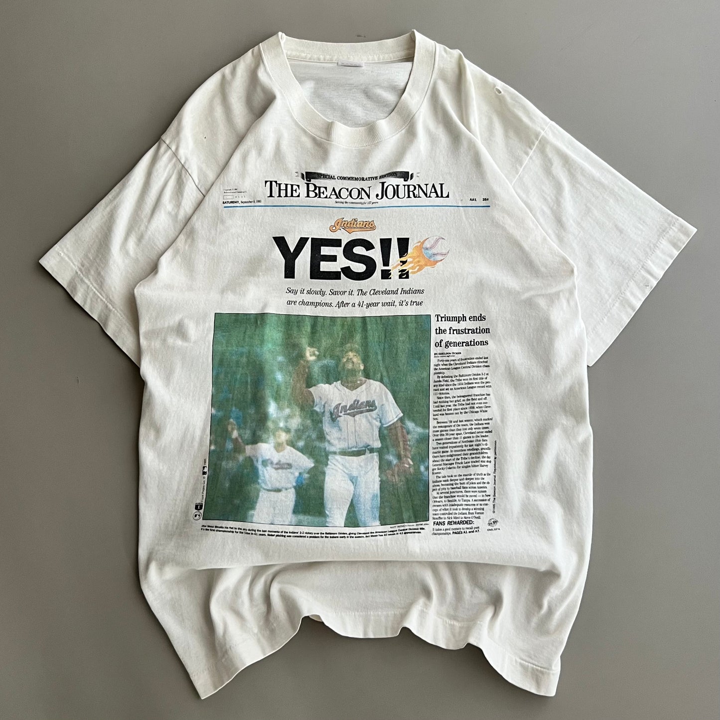 Large 1995 Cleveland Indians Newspaper T-shirt