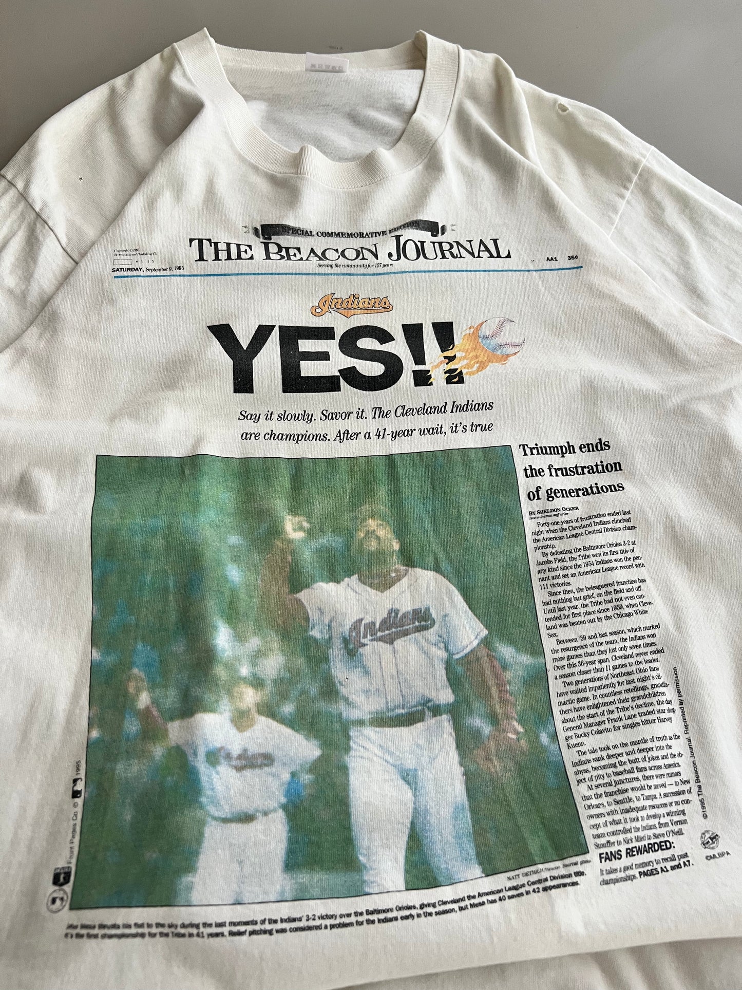 Large 1995 Cleveland Indians Newspaper T-shirt