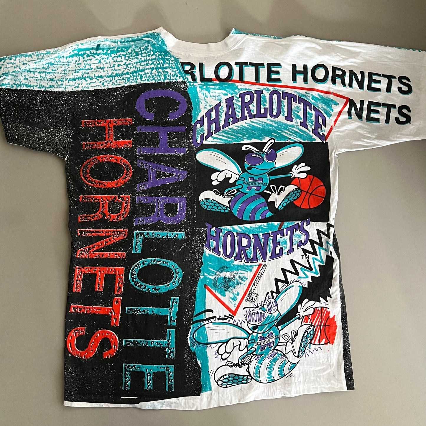XL 90s Charlotte Hornets AOP T-shirt