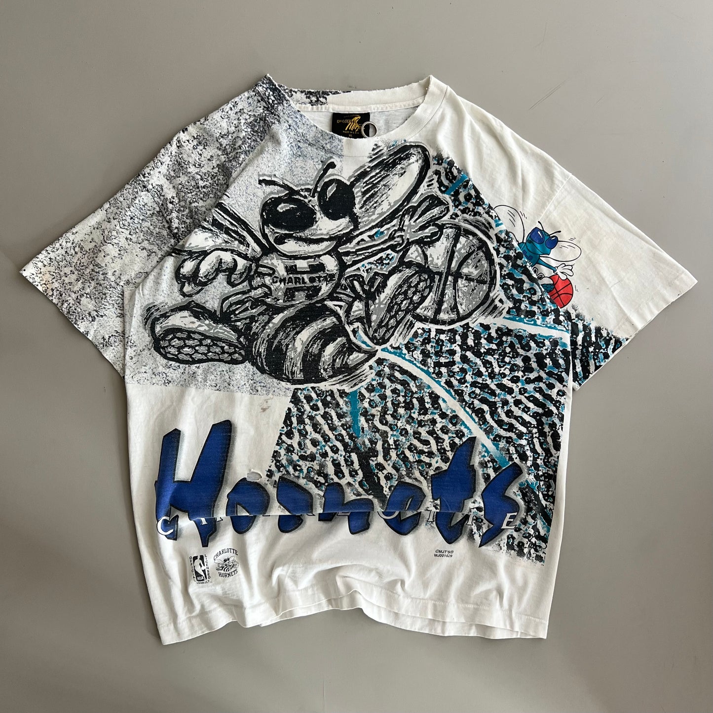 XL 90s Charlotte Hornets AOP T-shirt