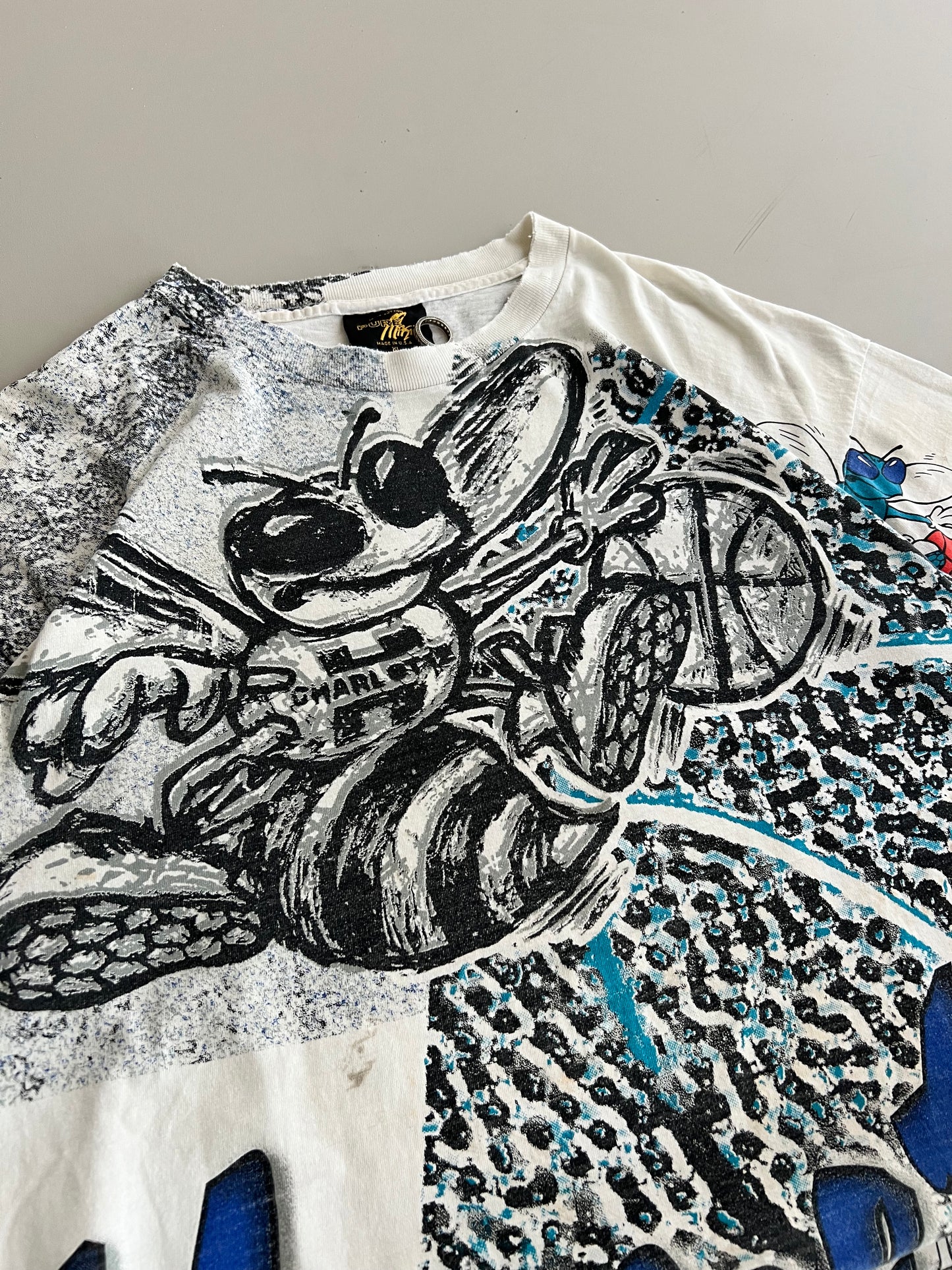 XL 90s Charlotte Hornets AOP T-shirt