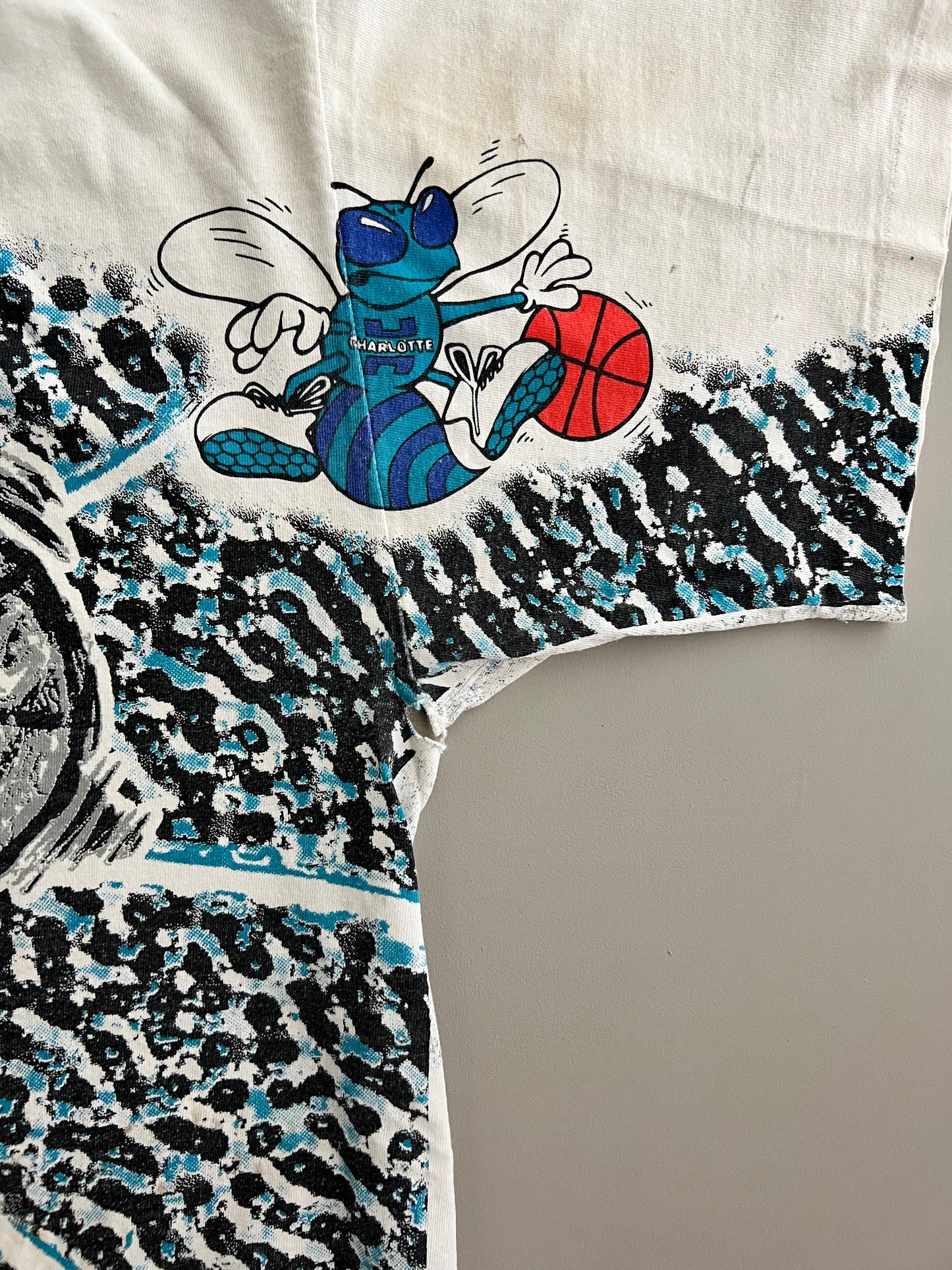 XL 90s Charlotte Hornets AOP T-shirt