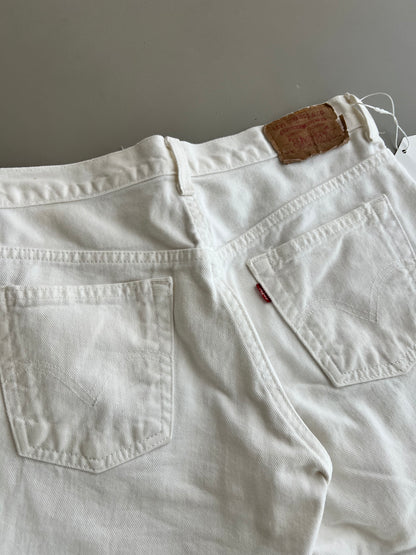 29w 2000s White Levi's Shorts