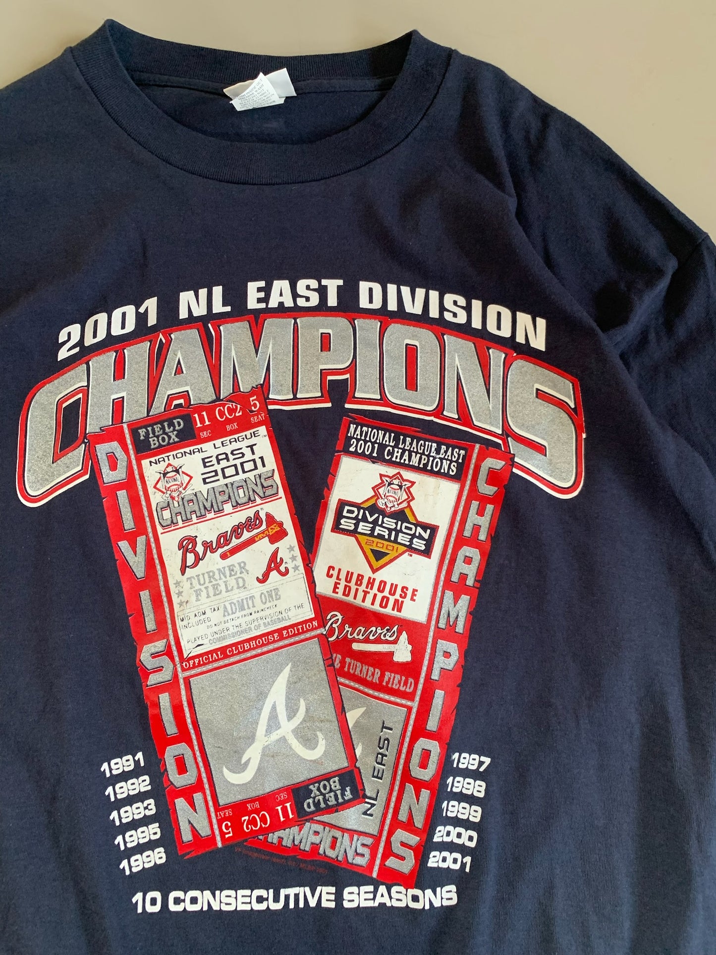 XL 2001 Atlanta Braves Division Champions T-shirt