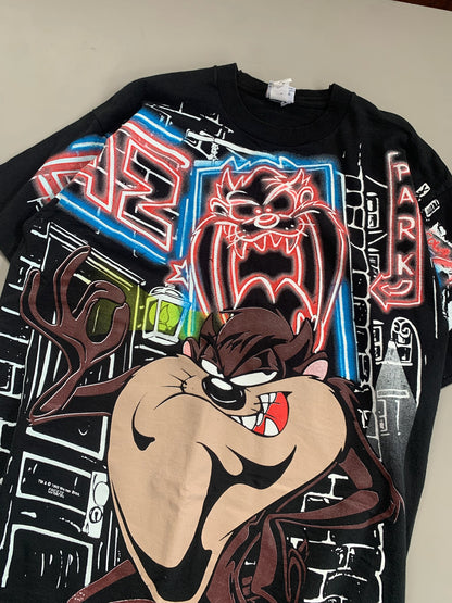 XL 1995 Loony Tunes Taz Motel AOP T-shirt