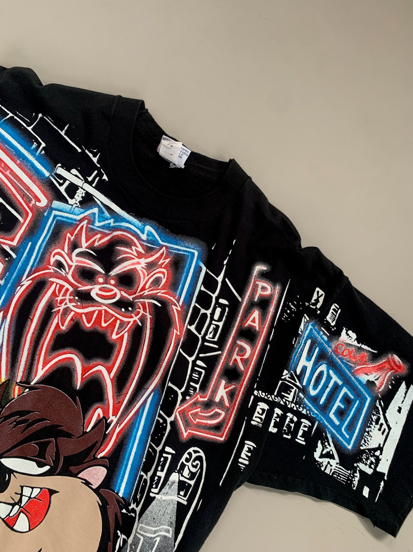 XL 1995 Loony Tunes Taz Motel AOP T-shirt