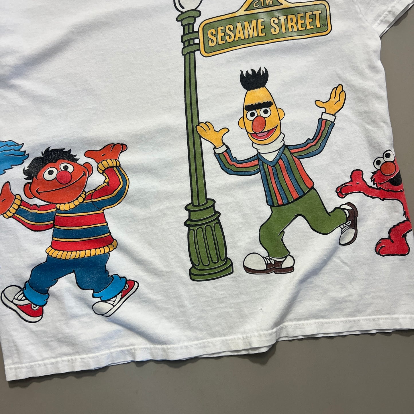 XL 90s Sesame Street Wrap Around T-shirt