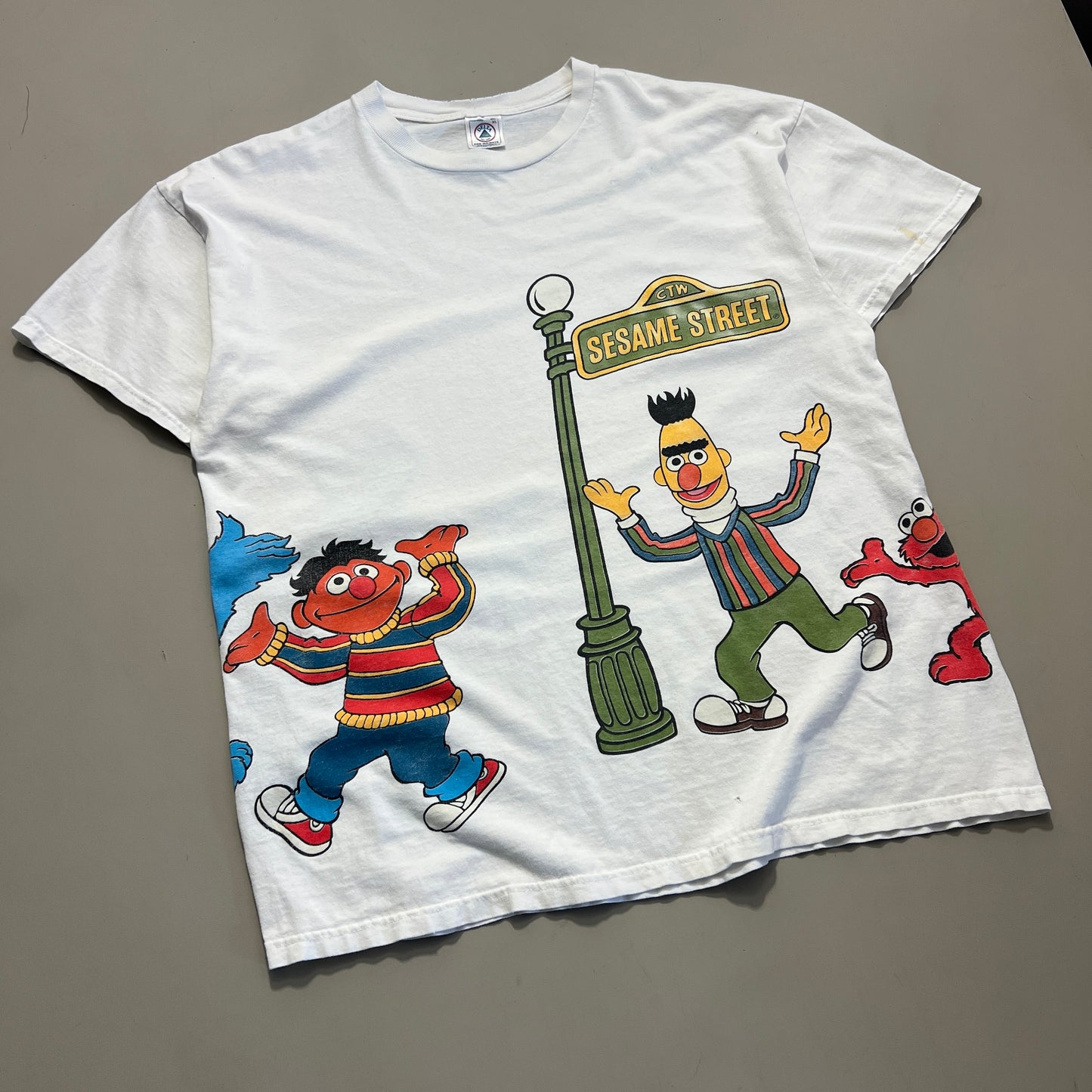 XL 90s Sesame Street Wrap Around T-shirt